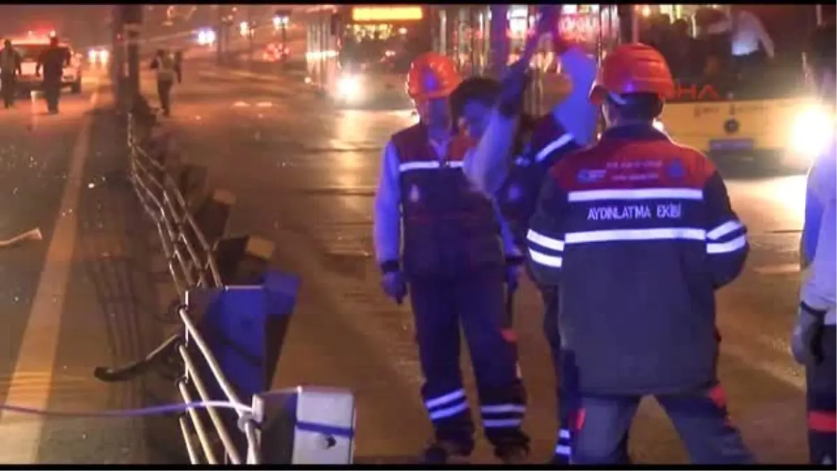 Lüks Cip Kamyona Çarpıp Metrobüs Yoluna Girdi: 1 Ölü, 2 Yaralı