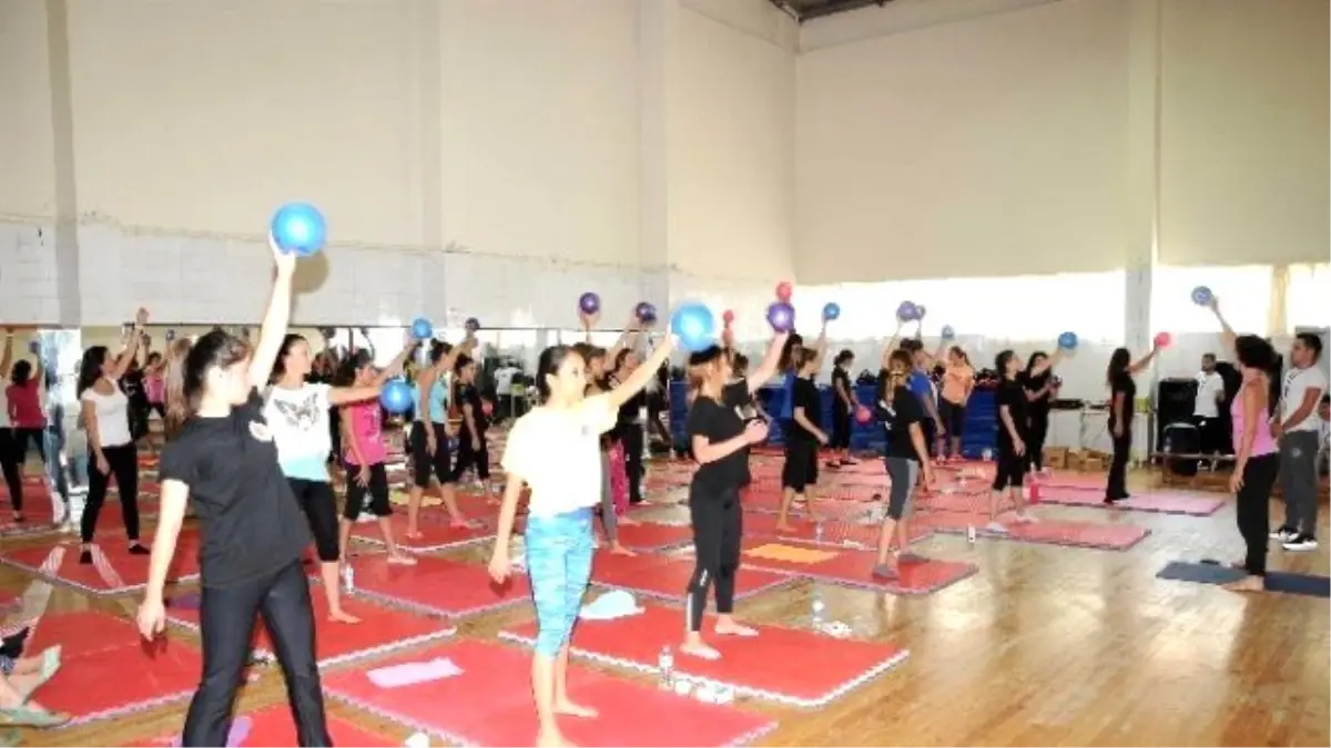 Meü Spor Eğitmeni Adaylarına Yoga ve Pilates Eğitimi Veriliyor