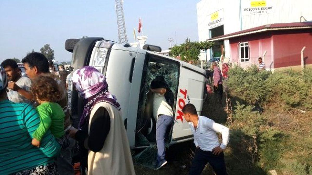 Minibüs ile Öğrenci Servisi Çarpıştı: 30 Yaralı