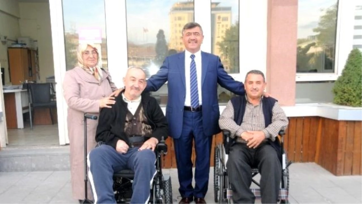 Niğde Belediyesi 2 Engelliye Akülü Tekerlekli Sandalye Aldı