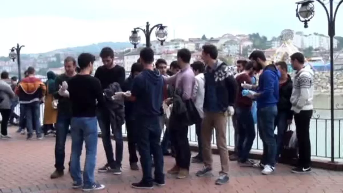 Öğrencilerden Sahilde Temizlik Çalışması