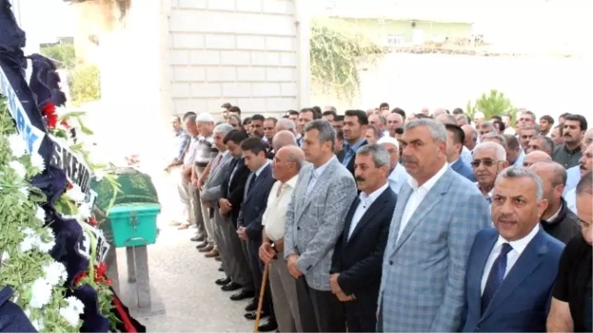 Ölü Bulunan AK Parti İlçe Kadın Kolları Başkanı Toprağa Verildi