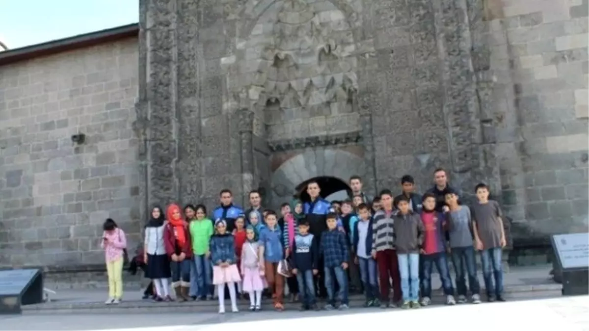 Polisten Tortumlu Öğrencilere Erzurum Gezisi