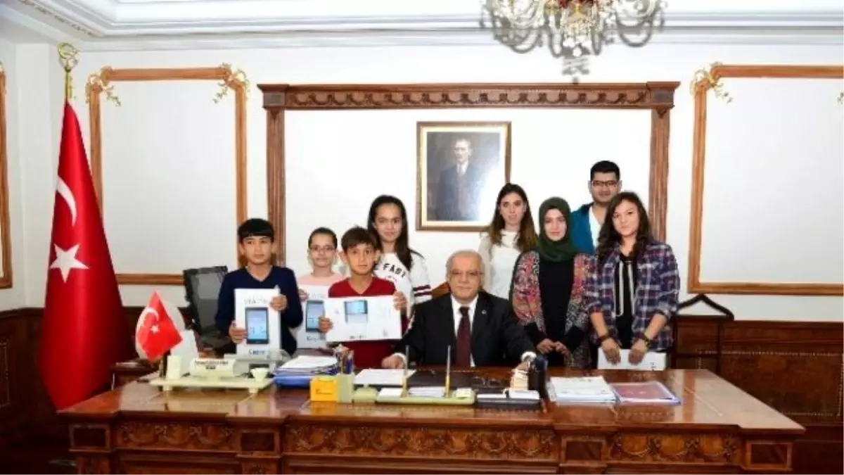 Şehit Çocuklarına Vali Şentürk\'den Bilgisayar