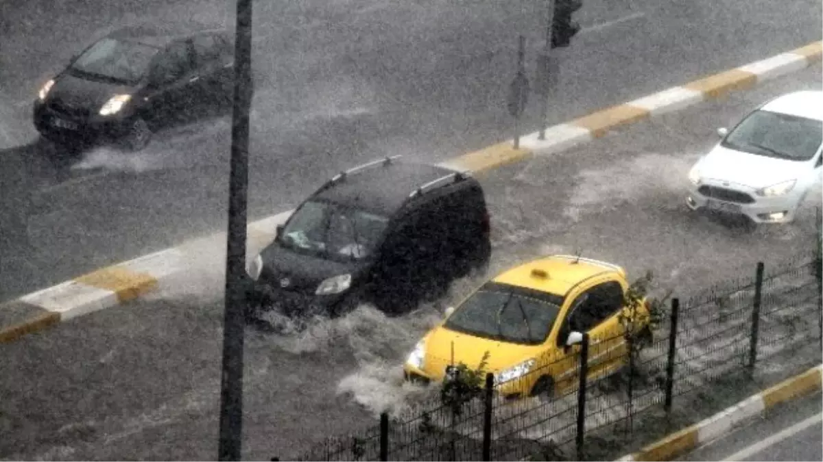 Antalya\'da Şiddetli Yağmur