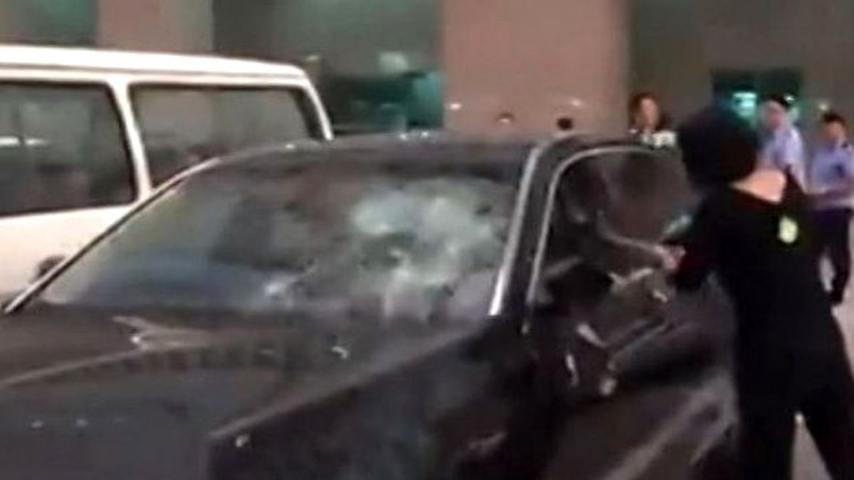 Sinirlenince Kocasının Servet Değerindeki Arabasını Parçaladı