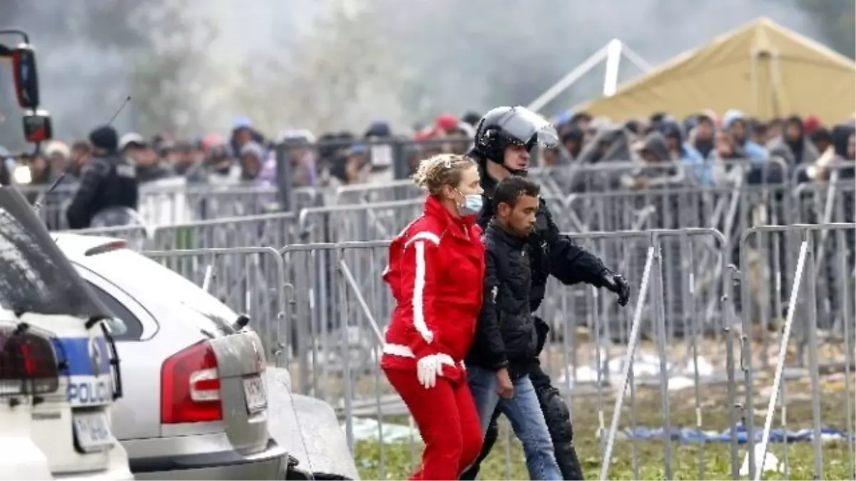 Slovenya\'da Mültecilerin Çadırları Yandı