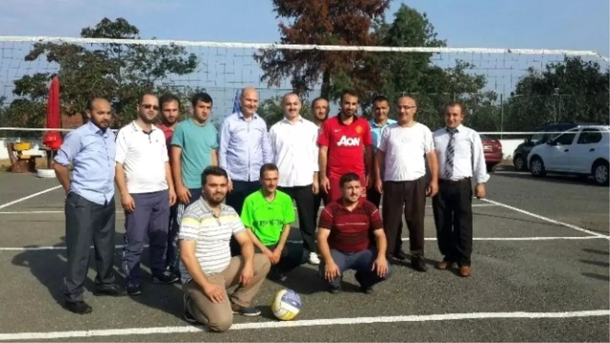 Soylu\'dan Seçim Çalışmalarına Voleybol Molası