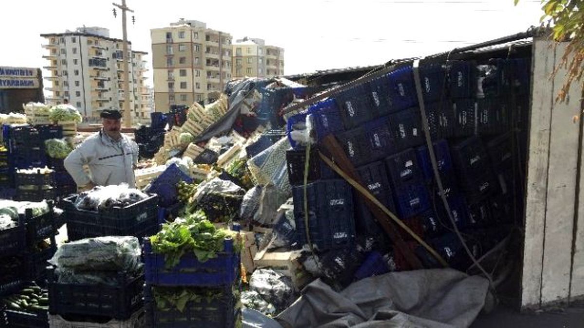 Tır Devrildi, Meyve ve Sebzeler Yola Saçıldı