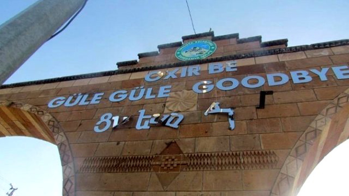 Tuzluca Belediyesi Tahrip Edilen Ermenice Yazıyı Yeniledi