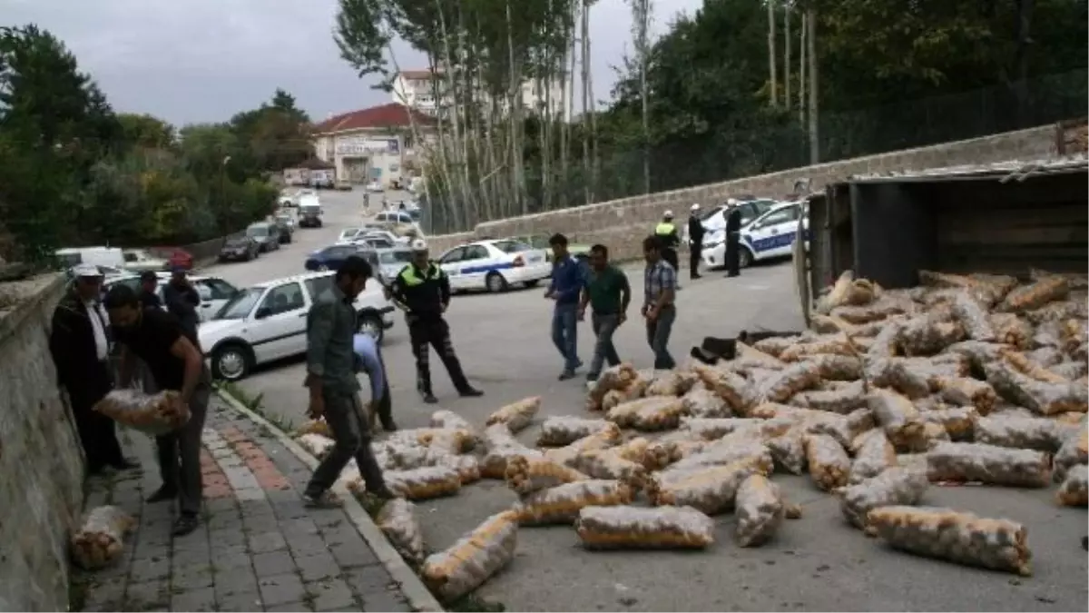 Yozgat\'ta Patates Yüklü Kamyon Devrildi 1 Kişi Yaralandı