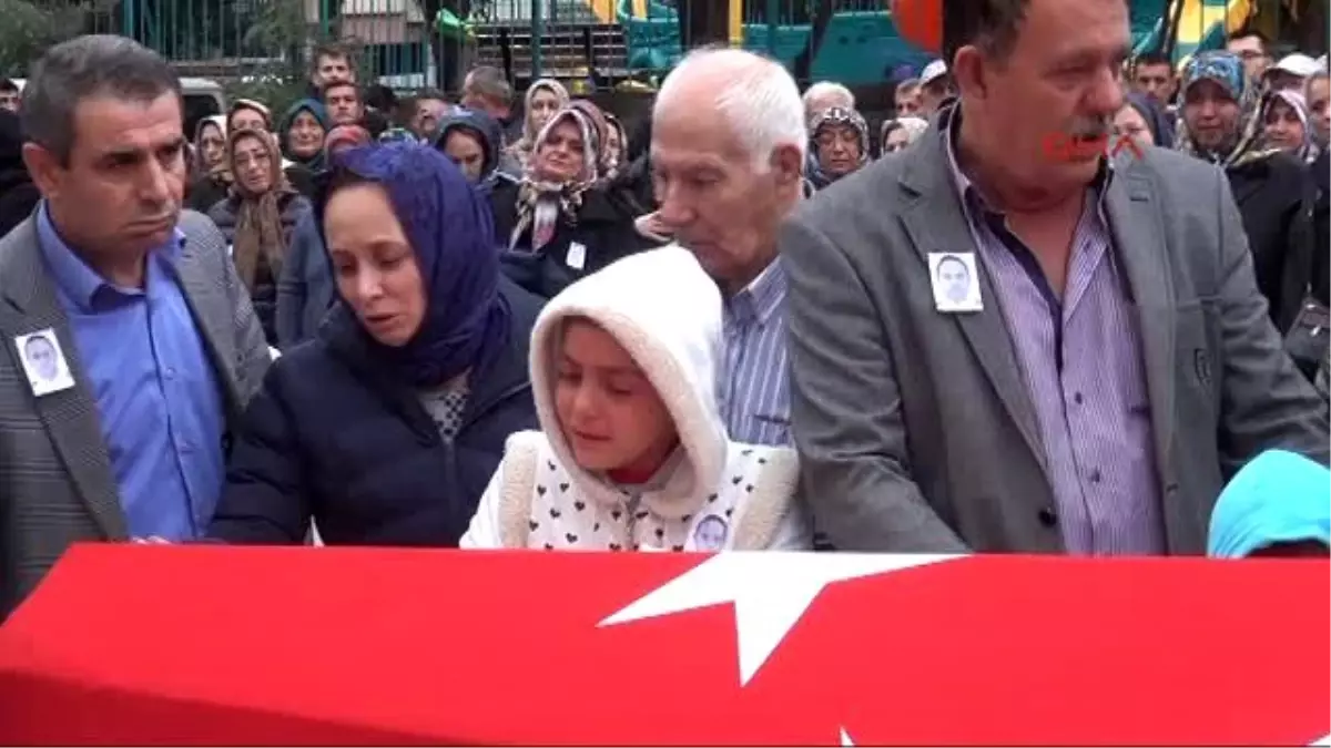 Kalp Krizi Geçiren Polis Memuru Gözyaşlarıyla Toprağa Verildi