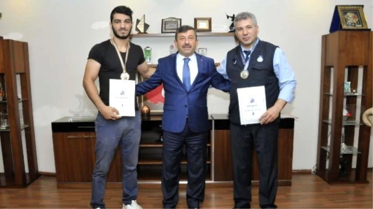 Dünya Şampiyonu Bilek Güreşçilerinden Başkan Karabacak\'a Ziyaret
