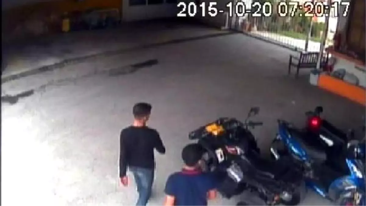 Elektrikli Bisiklet Hırsızları Güvenlik Kamerasında