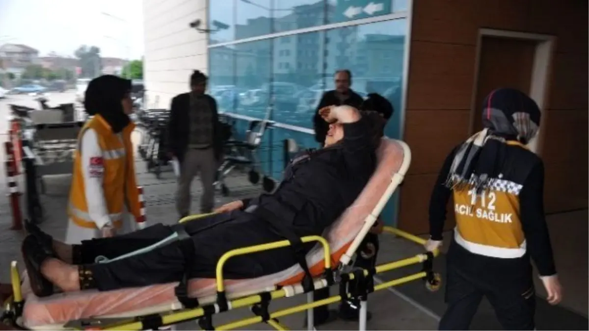 Evde Kilitli Kalan Çocuğunu Kurtarak İsterken Çatıdan Düştü