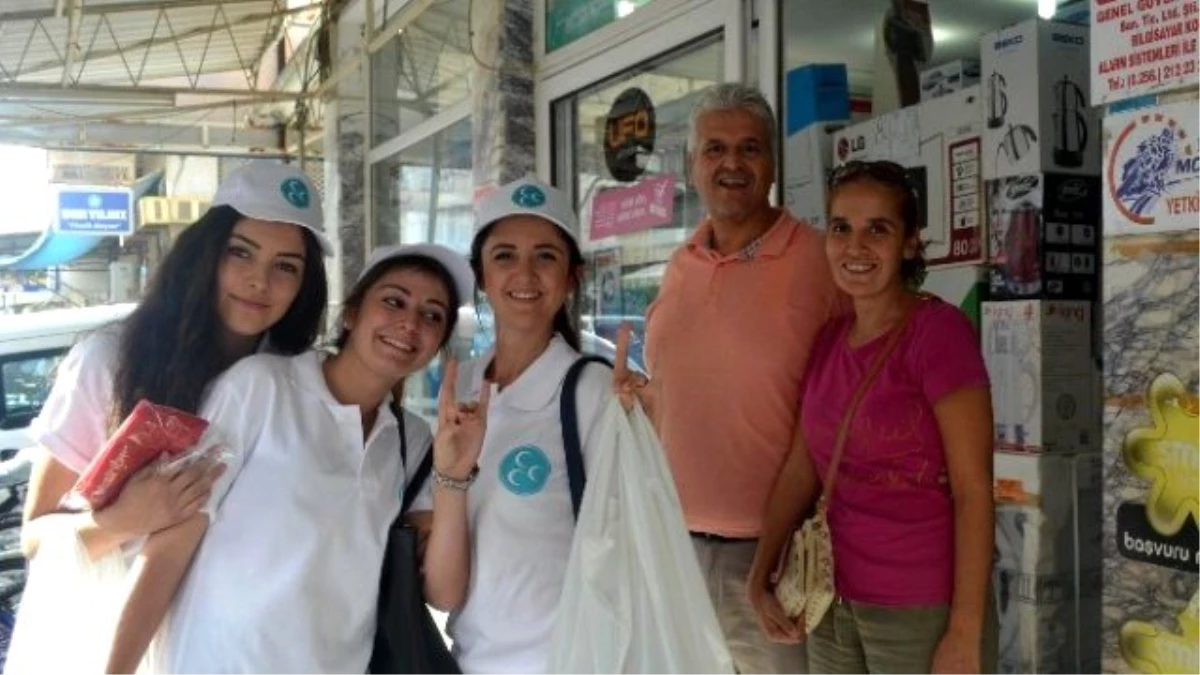 Germencik MHP Kadın Kolları, Tüm Esnafa Bayrak Dağıttı