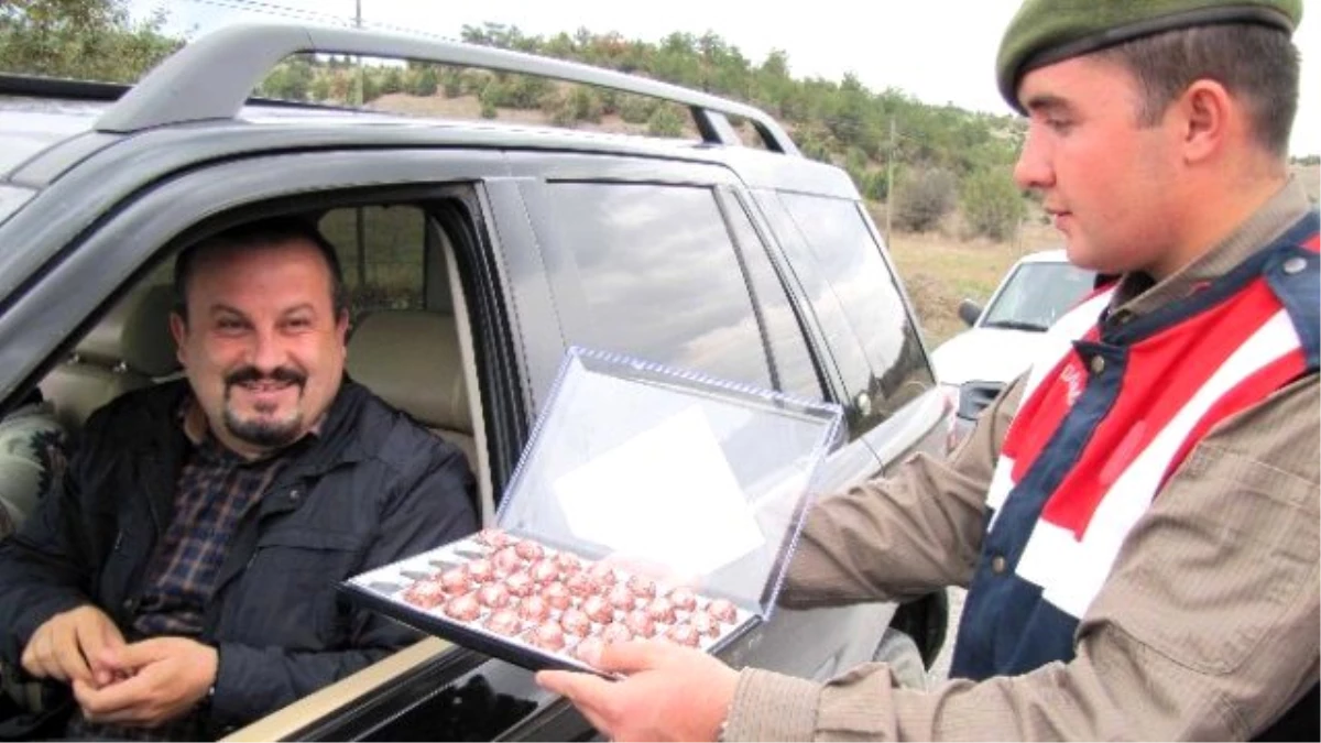 Hisarcık Jandarmasından Sürücülere Ceza Yerine Çikolata
