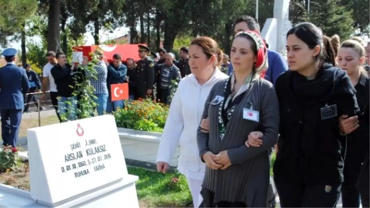 Karnında Bebeğiyle Şehidini Uğurladı