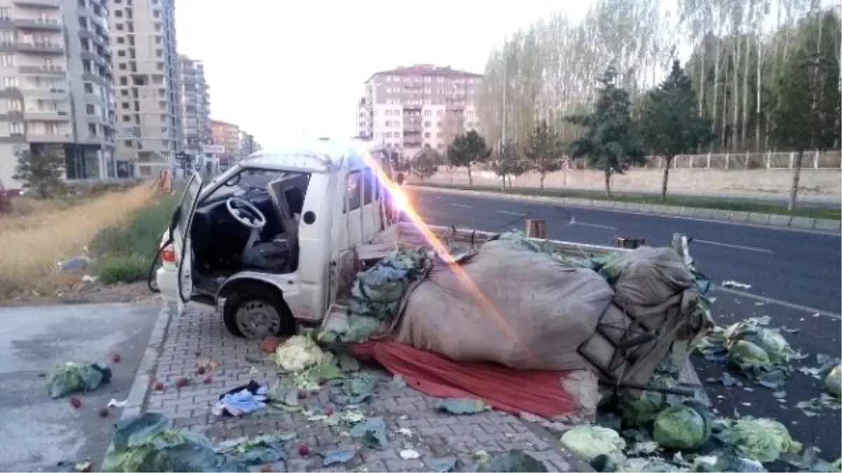 Lahana Yüklü Kamyonet Takla Attı