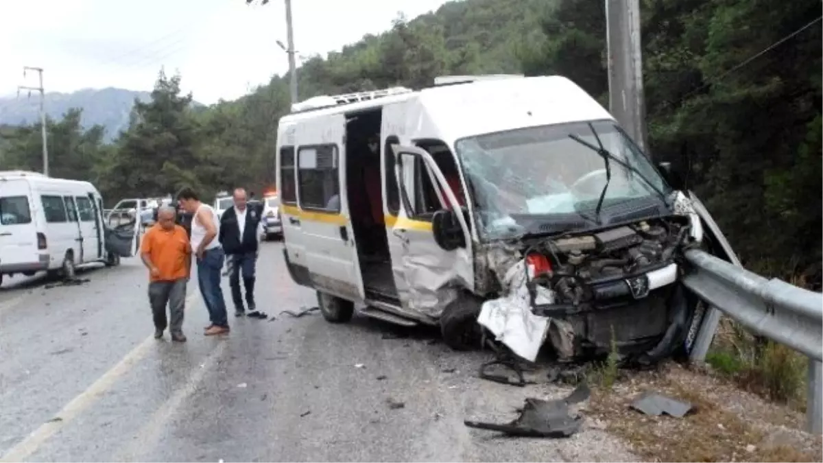 Öğrenci Servisiyle Otel Servisi Minibüsleri Kafa Kafaya Çarpıştı