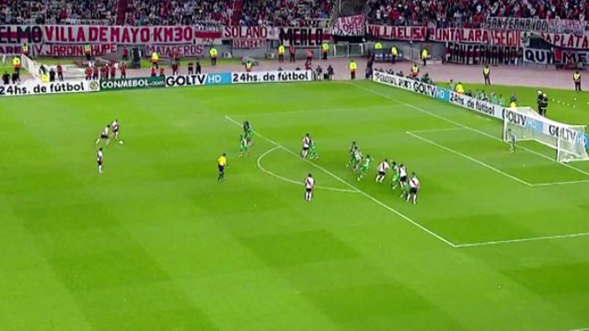 River Plate'li Futbolcu, Topu Kaleciyle Birlikte İçeri Soktu