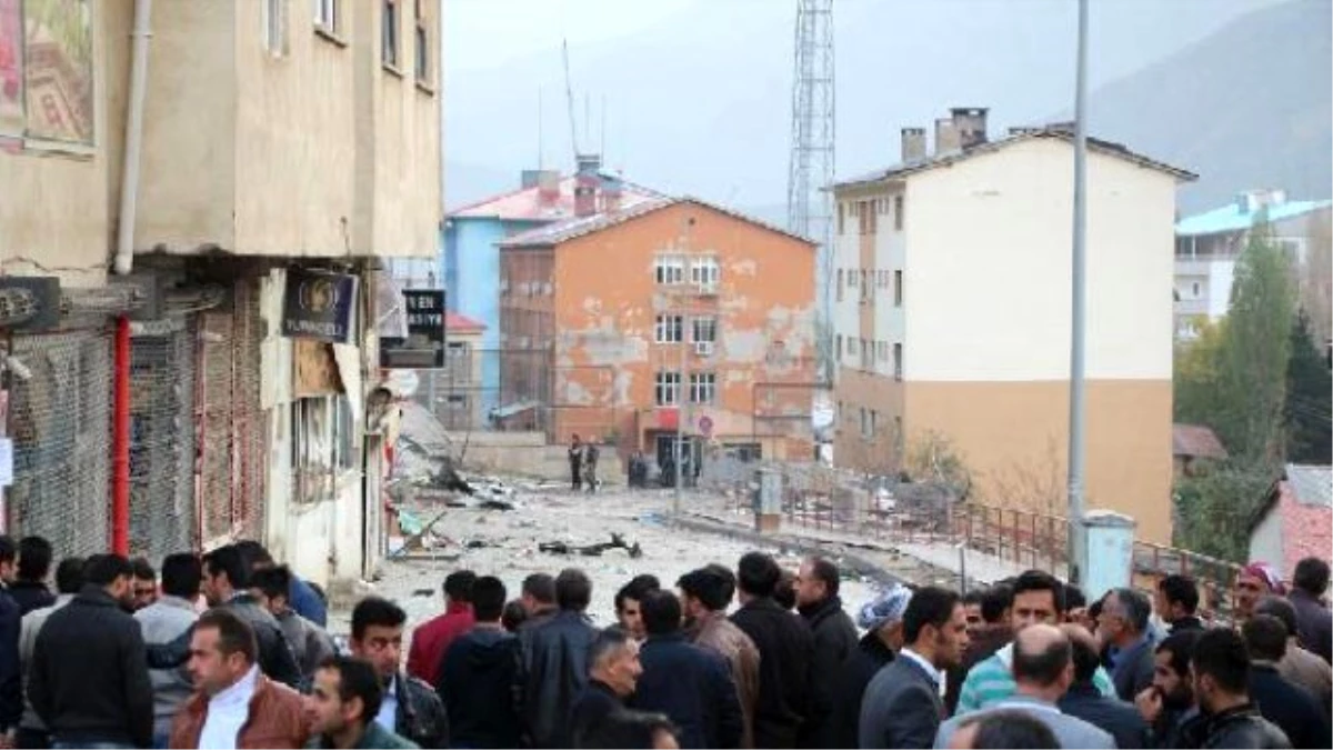 Şemdinli\'de PKK Bomba Yüklü Aracı İnfilak Ettirdi, Hastane ve Çok Sayıda Bina Hasar Gördü