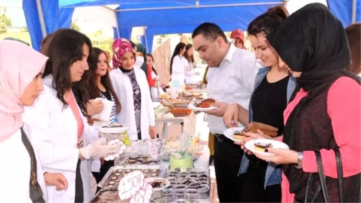 Üniversiteli Öğrencilerden Kermes