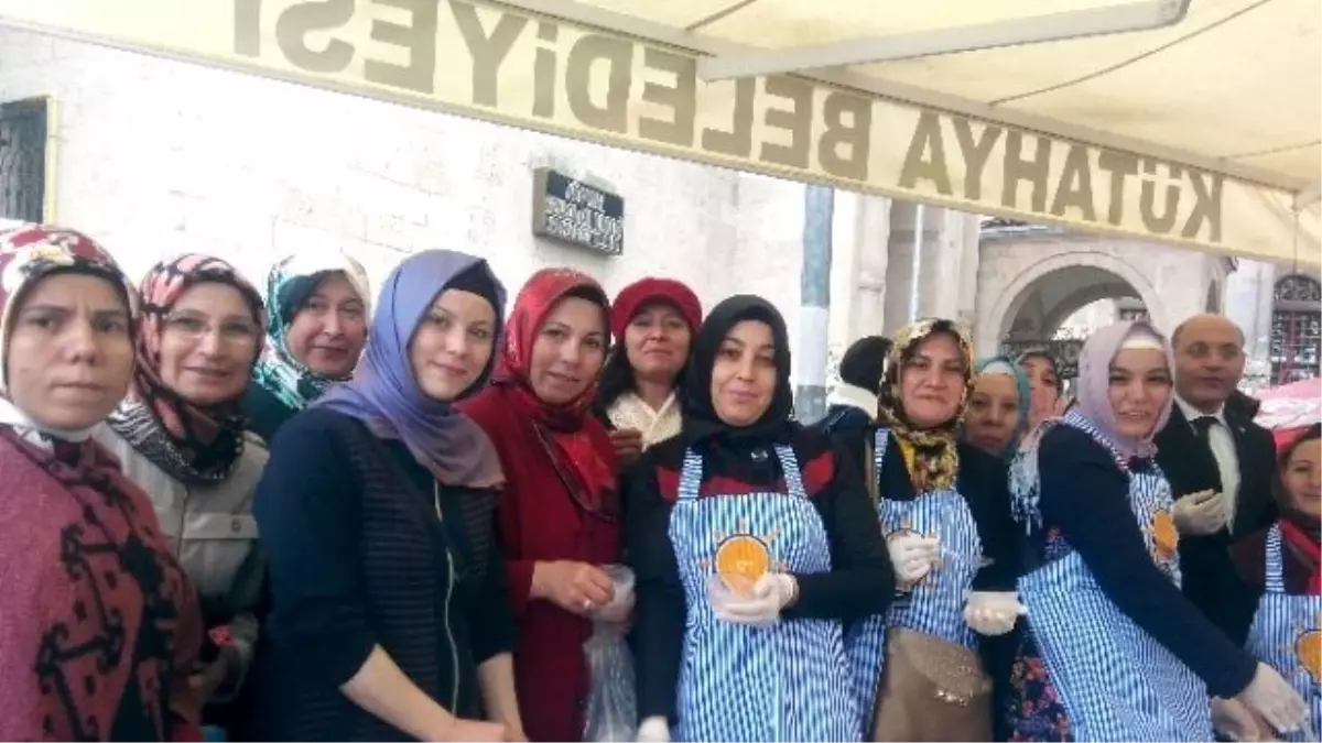 AK Parti\'li Hanımlar Aşure Dağıttı