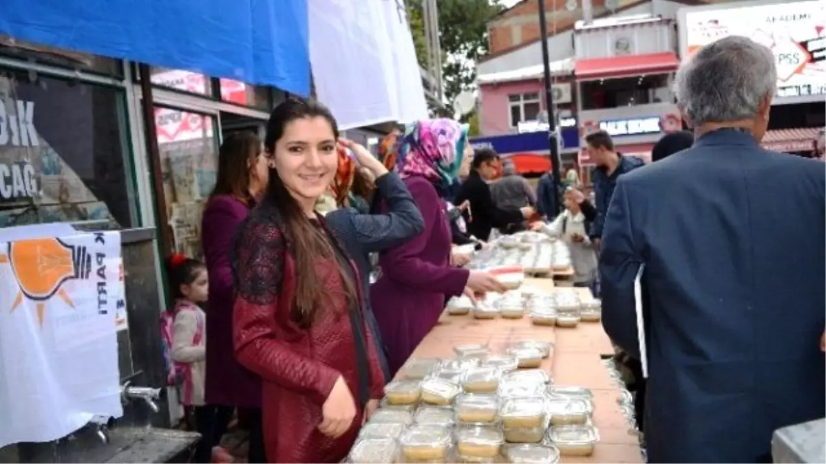 Ak Partili Kadınlar Bin Aşure Dağıttı