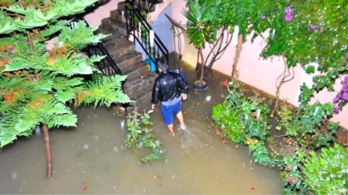 Antalya\'da Aşırı Yağış Su Baskınlarına Neden Oldu