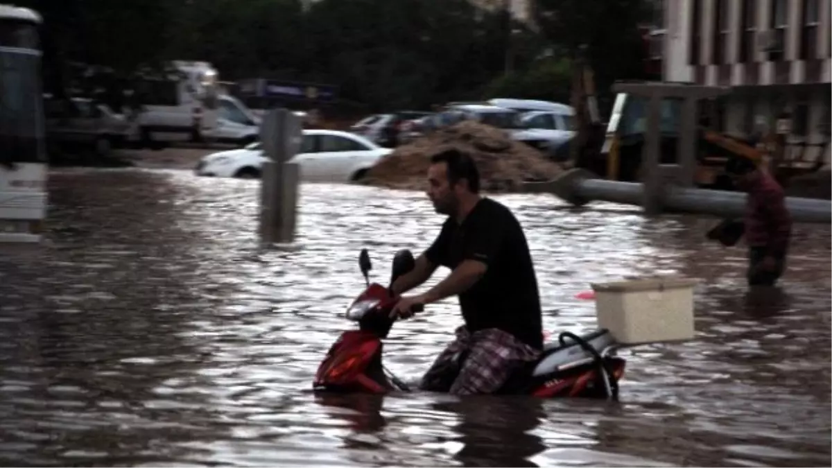 Antalya Şiddetli Yağışa Teslim