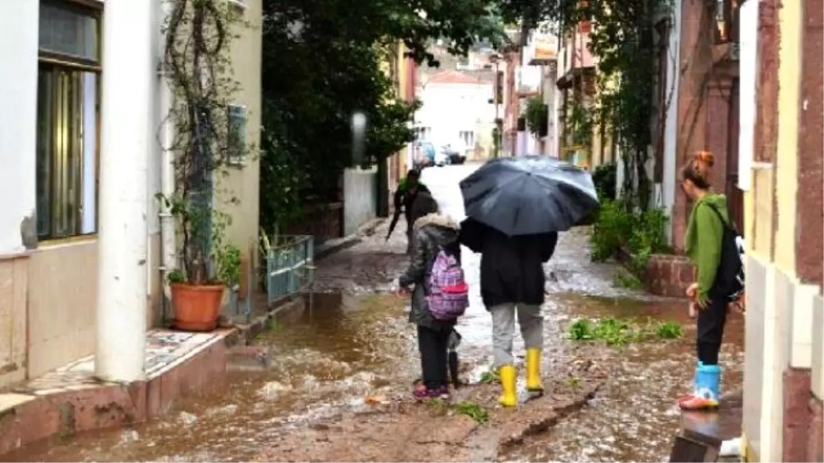 Ayvalık\'ta Sağanak Yağmur Hayatı Olumsuz Etkiledi