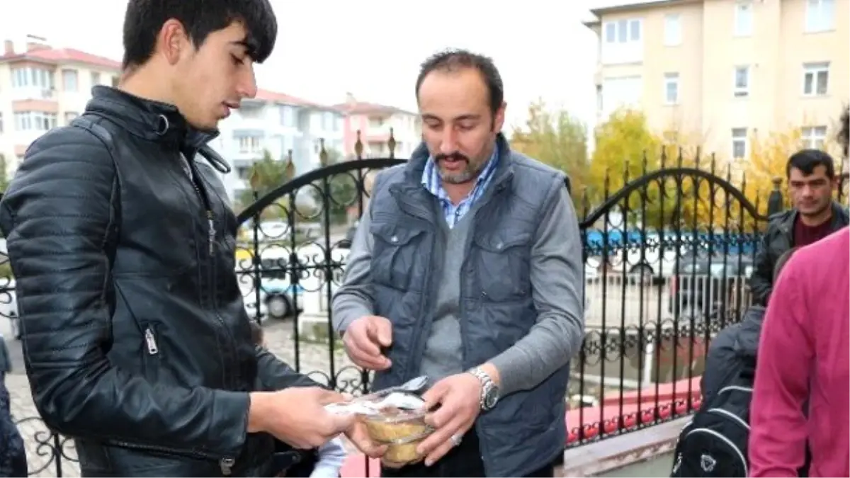 Aziziye\'den Vatandaşa Aşure İkramı…