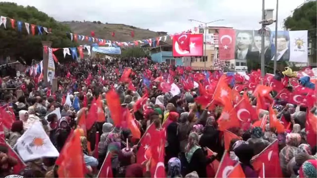 Sare Davutoğlu, İzmir Mitinginde Eşini Yağmurlukla İzledi