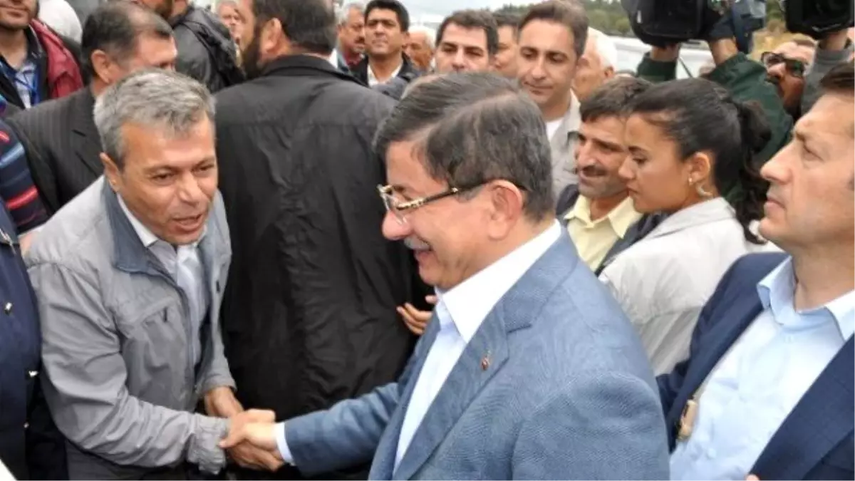 Başbakan Davutoğlu Yolda Vatandaşlarla Sohbet Etti