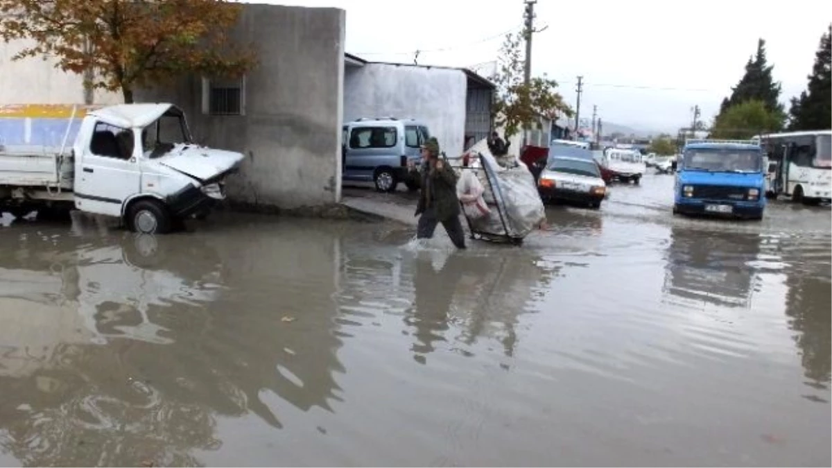 Burhaniye\'de Yağmur Sokakları Göle Çevirdi