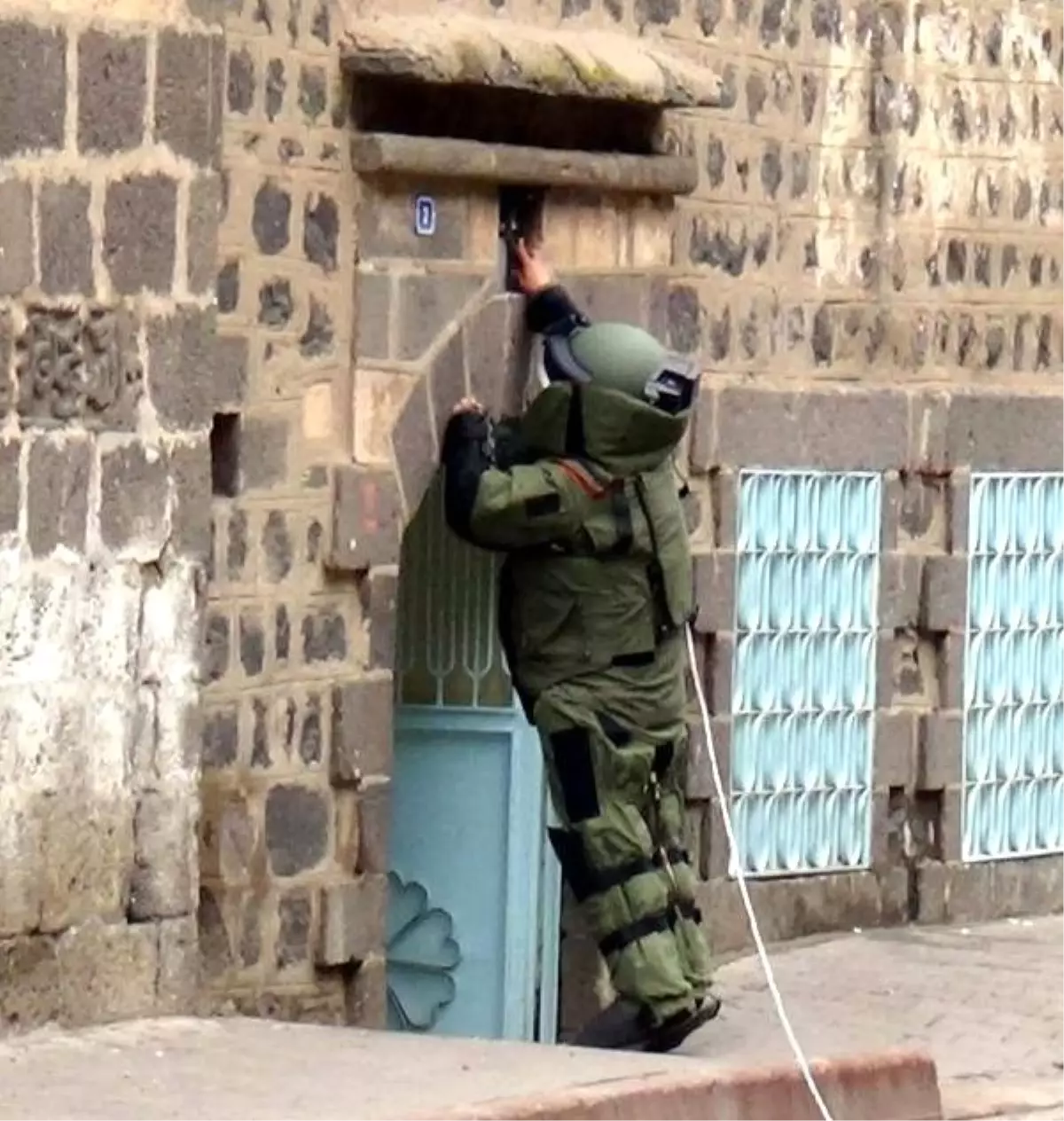 Cami Kapısına Bırakılan Bilgisayar Parçası Bomba Paniği Yaşattı