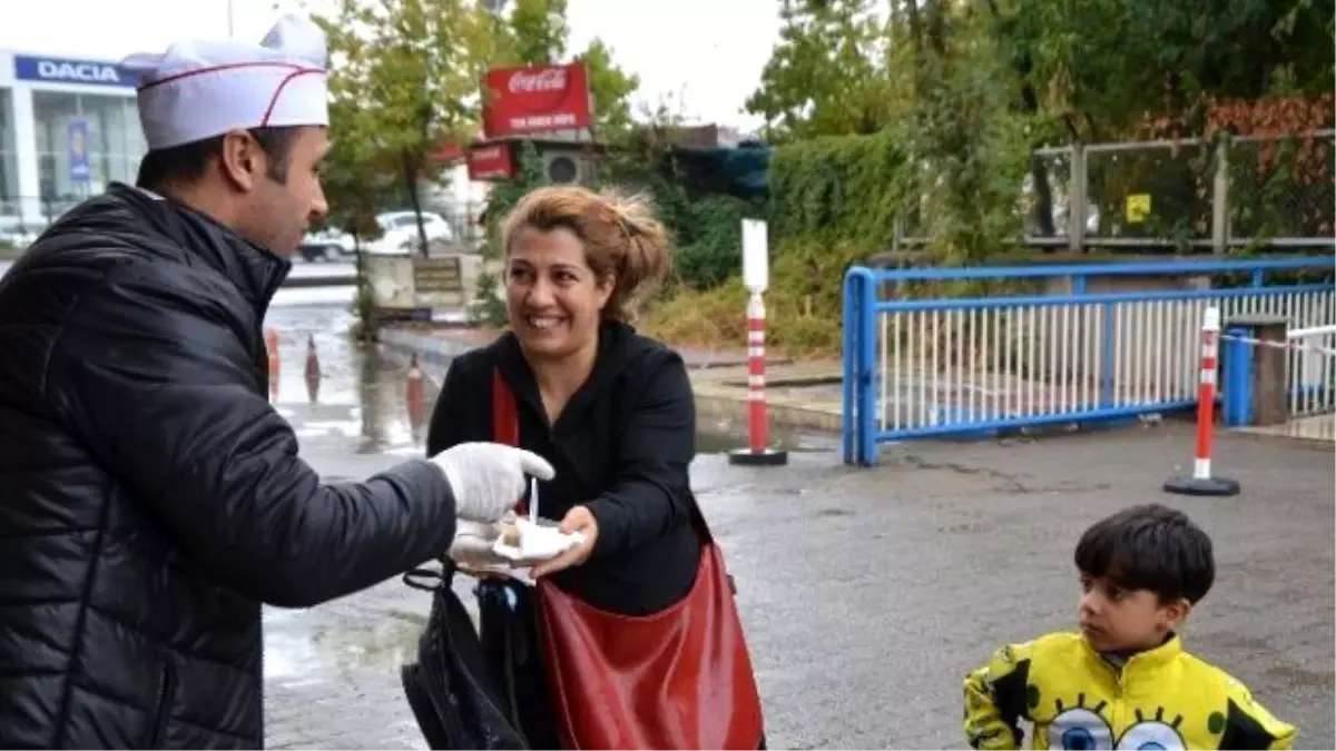 Dicle Edaş Müşterilerine Aşure Dağıttı