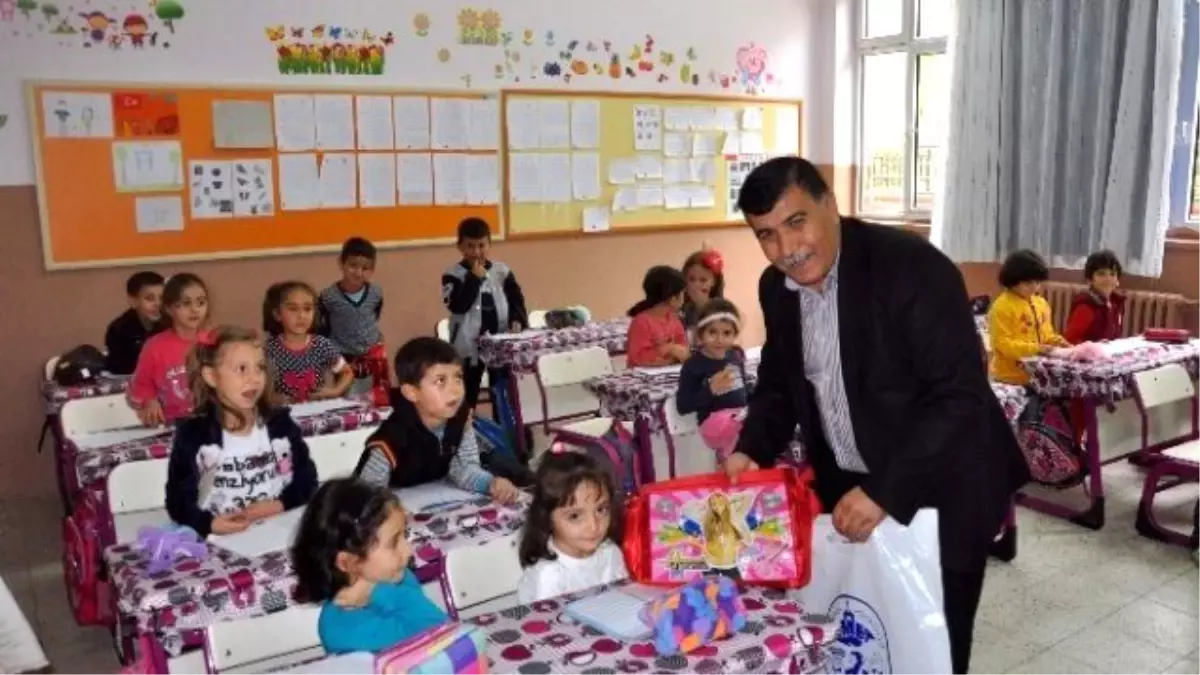 Emet Belediyesi\'nden Kırtasiye Yardımı