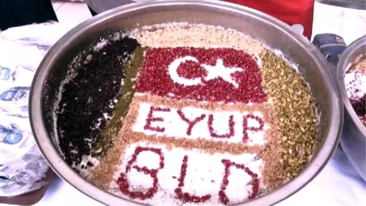 Eyüp Sultan Meydanı\'nda Aşure Dağıtımı