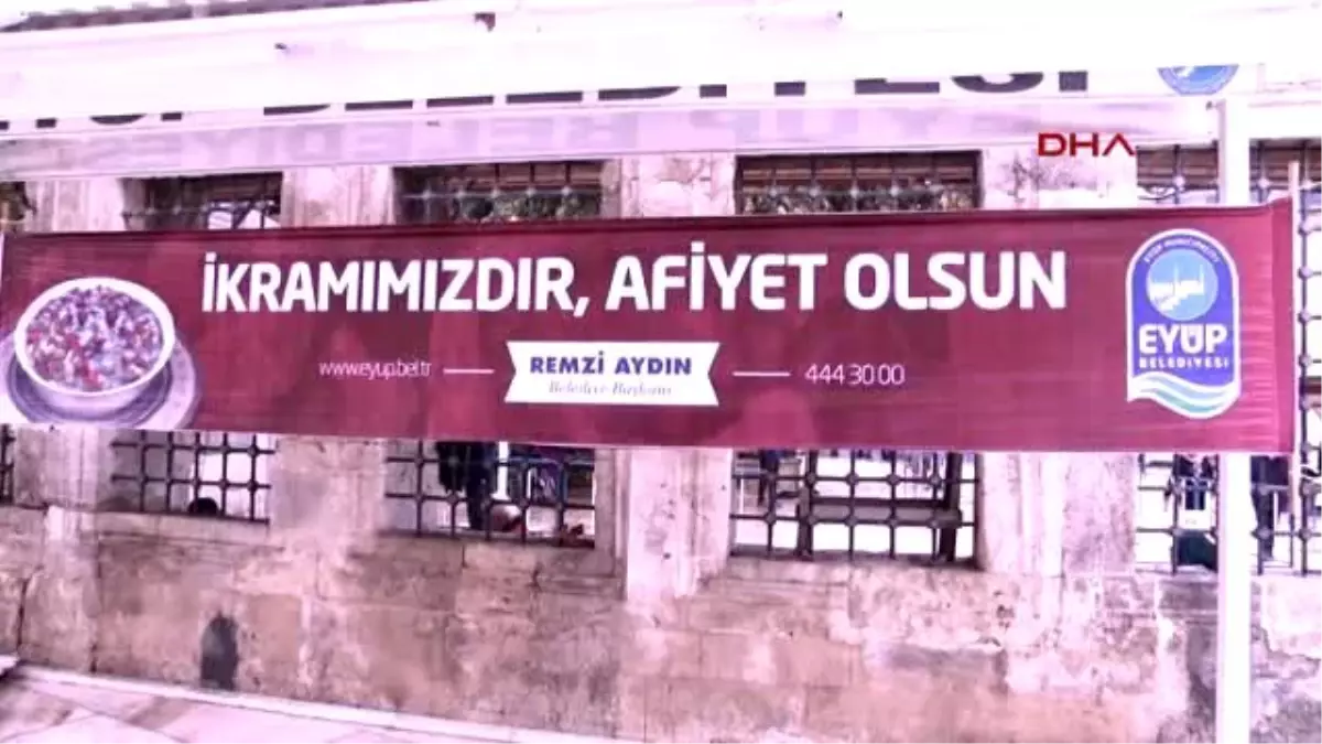 Eyüp Sultan Meydanı\'nda Aşure Dağıtımı