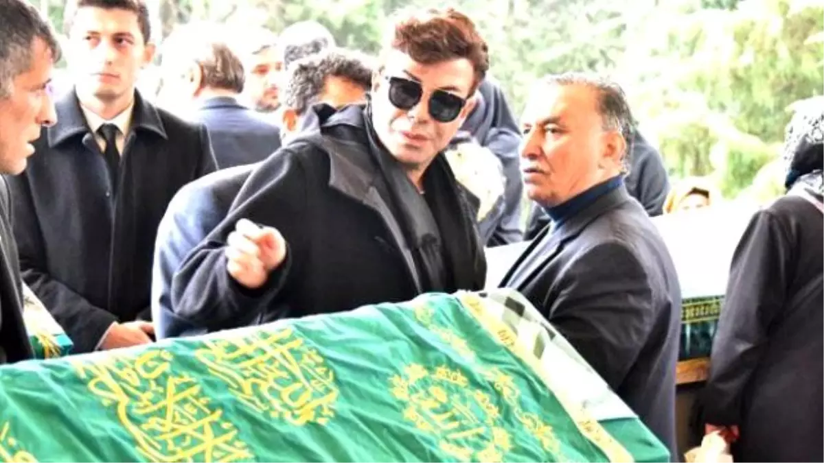 Fatih Ürek Annesinin Cenazesinde Ayakta Duramadı
