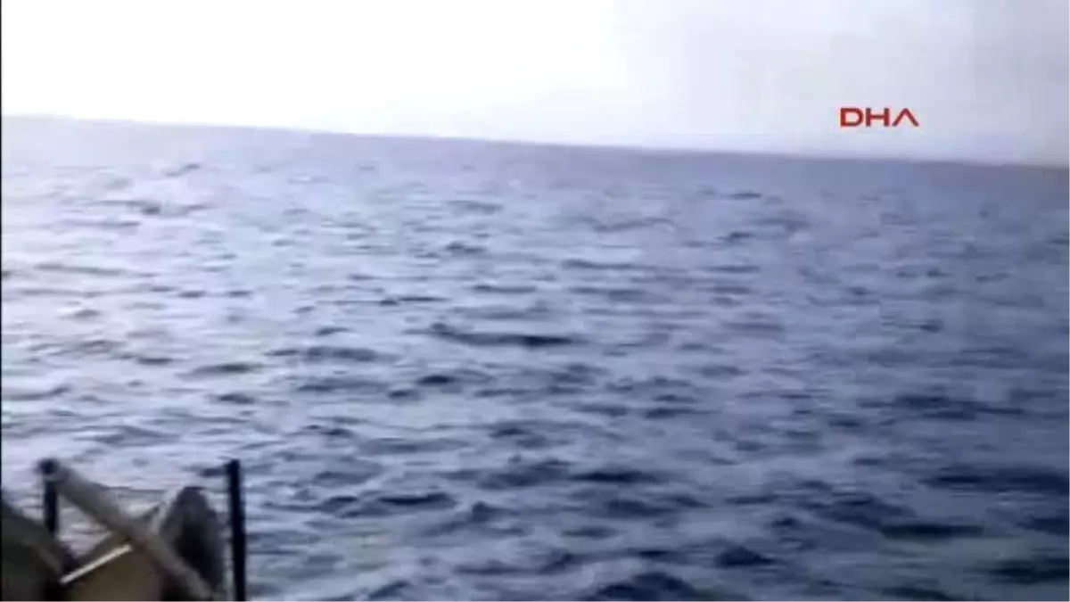 Fishermen Rescue Toddler İn Life Jacket, After Migrant Boat Collapses