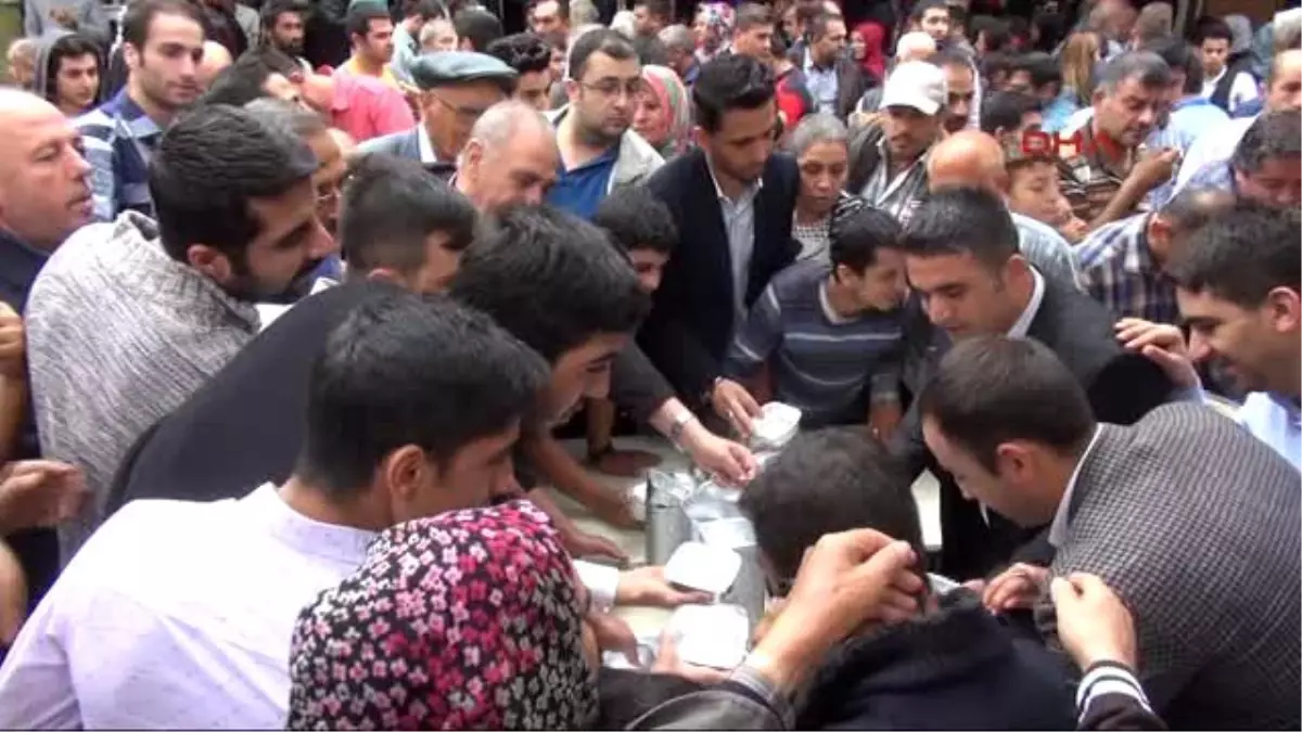 Gaziantep Ülkü Ocakları Aşure Dağıttı