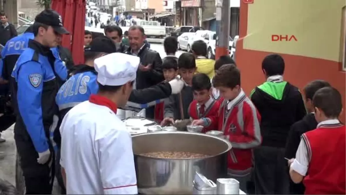 Hakkari\'de Polisten 1500 Kişiye Aşure