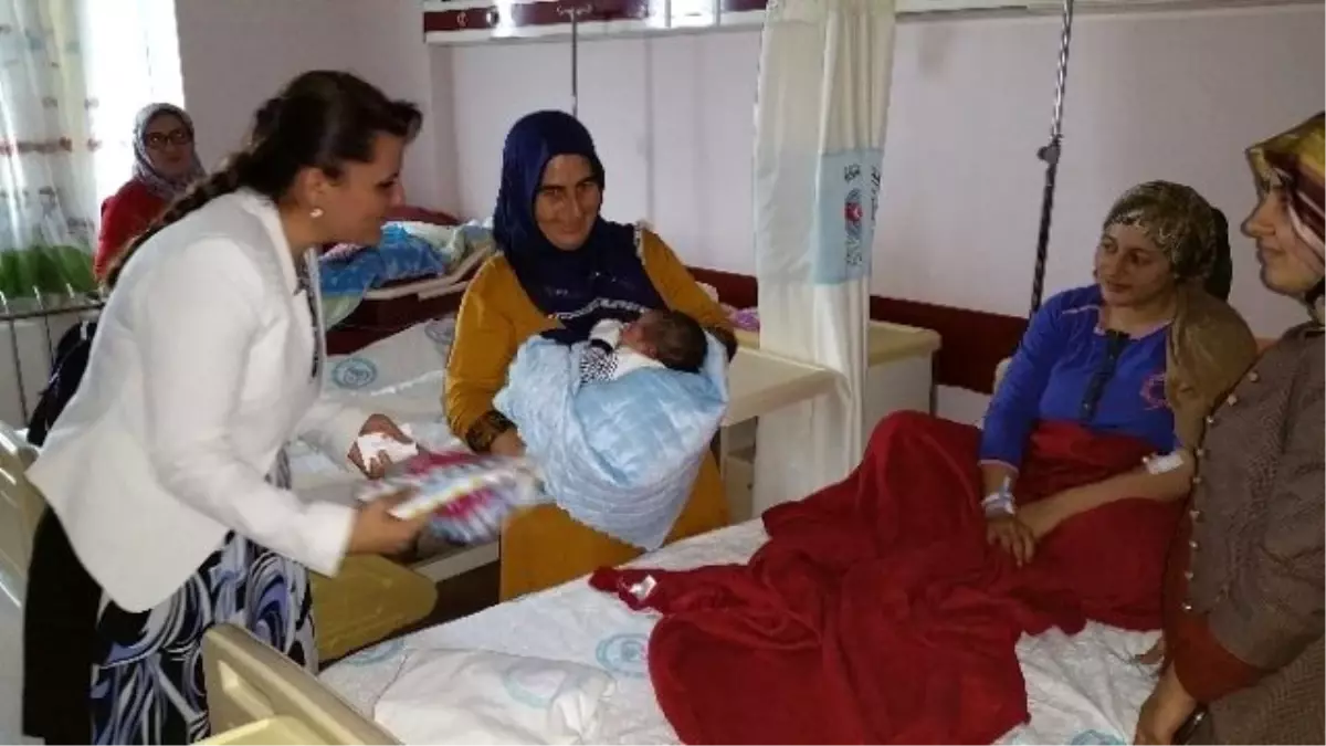 Hürriyet, Yeni Doğan Bebeklere Hediye Dağıttı