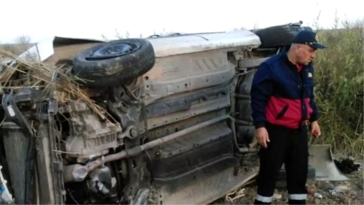 Kamyonet Şarampole Devrildi: 3 Yaralı