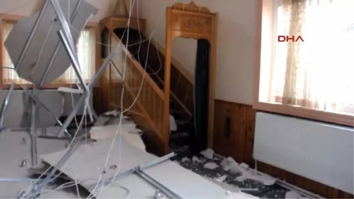 Karaman Cuma Namazında Caminin Asma Tavanı Çöktü