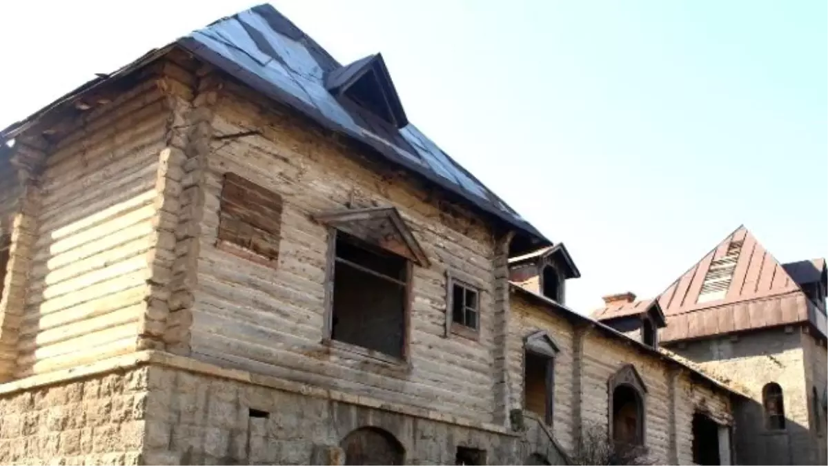 Katerina Köşkü Yıkılmamak İçin Direniyor