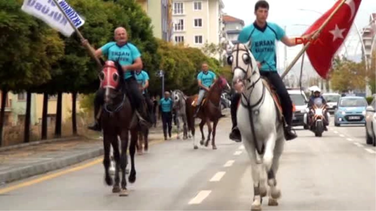 Kazan Caddelerinde At Üzerinde Cirit Attılar